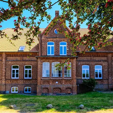 Gutshaus Thorstorf Gross Schwansee